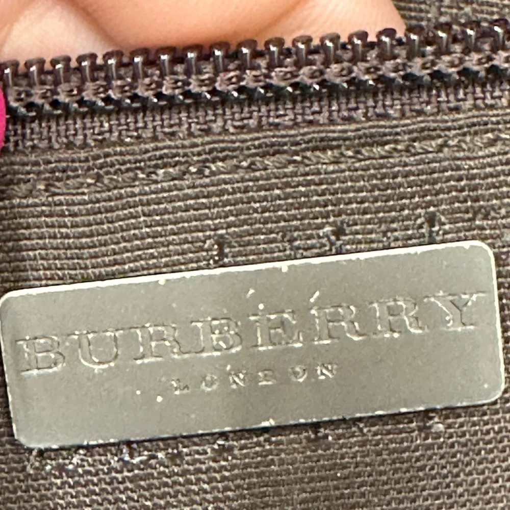 Burberry Authenticate Like new - Picture 2 of 2